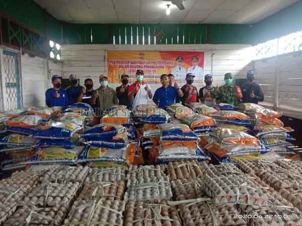 BANSOS SEMBAKO ; ASN Dinas Sosial beserta Tim Tagana, Aparat Kelurahan, Babinsa dan Babinkabtim saat melakukan serah terima bantuan sosial sembako Covid-19 di Aula Kelurahan Raja Sebrang Kec. Arut Selatan.(DINSOS KOBAR/RADAR PANGKALAN BUN)