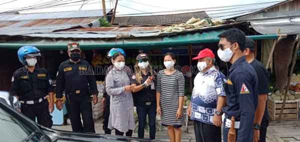 Ketua Harian Dewan Adat Dayak (DAD) Kotim Untung TR bersama Barisan Pertahanan Masyarakat Ada Dayak Kotim saat turun ke jalan membagikan masker untuk warga.(DOK.RADAR SAMPIT)