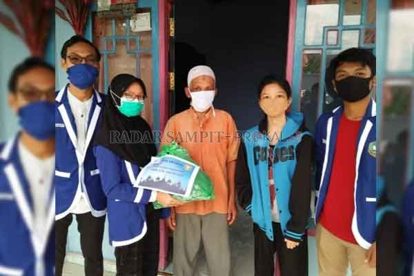 BERBAGI SESAMA: OSIS SMAN 1 Sampit menyerahkan paket sembako untuk keluarga siswa dan tenaga kerja sekolah.( SMANSA FOR RADAR SAMPIT)
