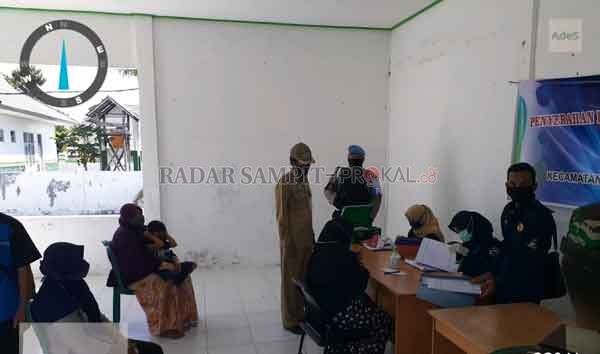 PENYALURAN BPNT: Proses penyaluran Bantuan Pangan Non Tunai (BPNT) di Kecamatan Pantai Lunci berjalan tertib dan lancar.(ISTIMEWA/RADAR SAMPIT)