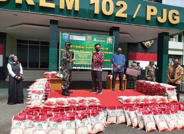 BANTUAN : Dirut PT Jamkrida Kalteng Suhartono (kanan) menyerahkan secara simbolis bantuan beras kepada Komandan Korem (Danrem) 102 Panju Panjung Brigjen TNI Purwo Sudariyanto, untuk disalurkan kepada masyarakat, Selasa, (12/5).(AGUSFATARONI/RADARPALANGKA)