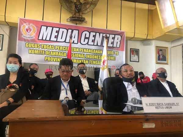 RAPAT : Ketua Umum KONI Kalteng Eddy Raya Samsuri, bersama sejumlah pengurus, mengikuti rapat koordinasi (rakor) KONI se-Indonesia secara virtual, Selasa (12/5).(IST/RADARPALANGKA)