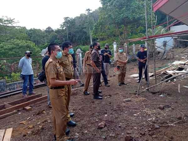 KERJA KERAS: Bupati Murung Raya Perdie Midel Yoseph (tengah) selaku Ketua Gugus Tugas Percepatan Penanganan Covid-19 ketika mengecek pekerjaan gedung karantina di Balai Diklat Konus, Selasa (13/5).(RENO/RADAR SAMPIT)