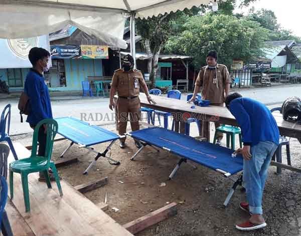TINJAU: Camat Teweh Tengah saat berada di posko baru Covid-19, yang berada di Km 52, Jalan Muara Teweh - Puruk Cahu.(IST/RADARSAMPIT)