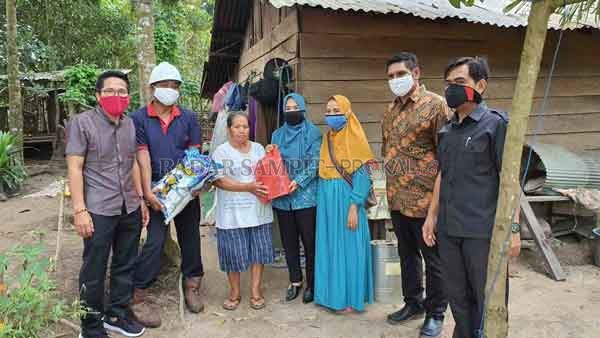KEPEDULIAN PERUSAHAAN: Anggota DPRD Seruyan Rudi Hartono (kiri) bersama pihak-pihak terkait lainnya saat menyalurkan bantuan paket sembako dari PT. Agrindo Sawit Mandiri untuk masyarakat kurang mampu yang ada di Desa Rungau Raya, Kecamatan Danau Seluluk,