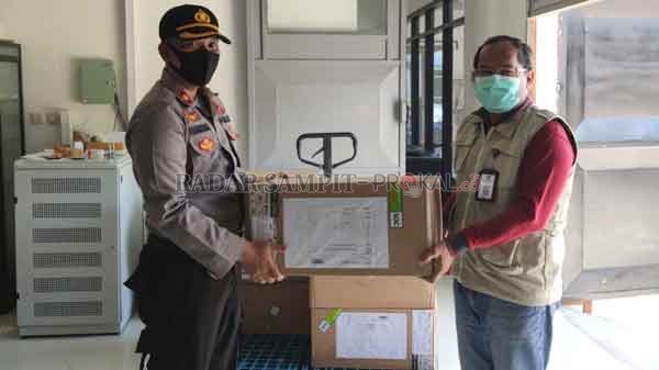 BANTUAN MASKER : Gubernur Kalteng Sugianto Sabran melalui Kepala Dinas Kesehatan Kalteng menyerahkan masker kepada perwakilan Polda dan Korem.(BIRO PKP FOR RADAR PALANGKA)