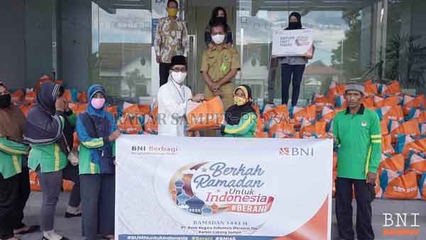 Pemimpin BNI Cabang Sampit Agung FS Ibat menyerahkan paket sembako kepada petugas kebersihan