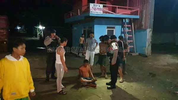 ANARKIS: Seorang pria berinisial As (duduk di tengah) diamankan Kepolisian beserta warga lantaran mengamuk di Jalan Iskandar 30, Kecamatan MB Ketapang, Sampit, Rabu (13/5) malam.(IST/RADAR SAMPIT)