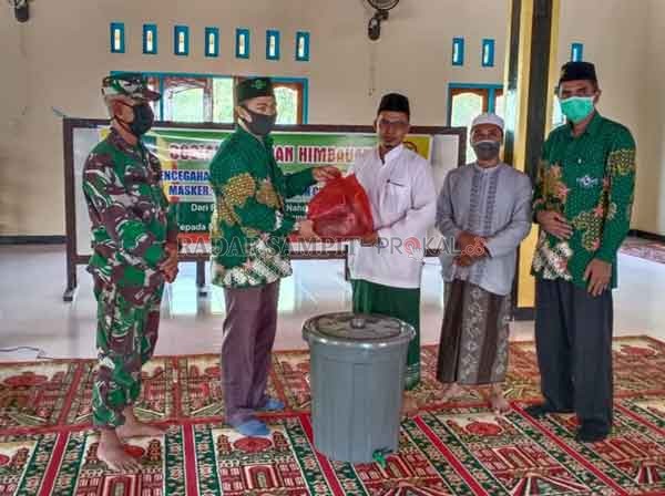 BANTUAN SOSIAL: Ketua PCNU Sukamara Aspihani bersama pengurus menyerahkan paket sembako kepada warga.(ISTIMEWA/RADAR SAMPIT)