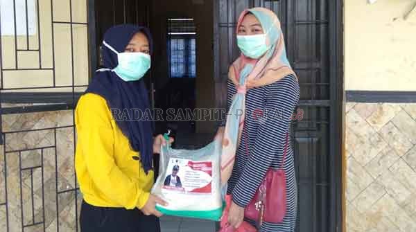 TERUS BERBAGI: Ketua Umum Himpunan Mahasiswa (HIMA) Kapuas Melati menyampaikan bantuan dari Sugianto Sabran.  ( IST RADAR PALANGKA)
