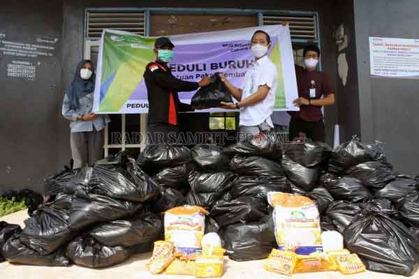 PEDULI BURUH: Kepala BP-Jamsostek Cabang Sampit Mulyono Adi Nugroho menyerahkan paket sembako melalui Posko Gerakan Bersama Peduli Buruh di Jalan Bukit Raya 5, Sampit, Jumat (15/5).  Bantuan paket sembako yang diberikan berupa beras, minyak goreng, gula p