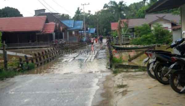 MUSIMAN: Salah satu sudut Kelurahan Tewah yang sering terendam banjir ketika di musim penghujan.(istimewa)
