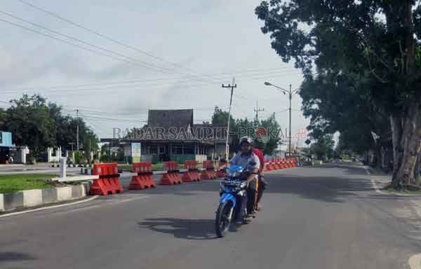 DITUTUP TOTAL : Median jalan di depan eks Kelurahan Mendawai dan Bank Kalteng telah ditutup permanen.(FAUZIANUR/RADAR SAMPIT )
