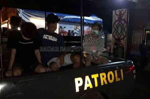 KEPERGOK:  Sejumlah remaja diamankan karena kedapatan mabuk aroma  lem  di Jalan Dr Murjani . Mereka diangkut bersama barang bukti puluhan botol lem merk Fox.(istimewa Ditsampta Polda Kalteng)