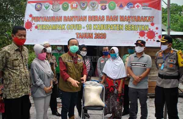 SALURKAN BANTUAN : Bupati Seruyan Yulhaidir saat menyerahkan bantuan beras kepada masyarakat Desa Sungai Bakau, Sabtu (15/5) lalu.(HENDRI EDITIA/RADAR SAMPIT (HL PEMKAB SERUYAN))