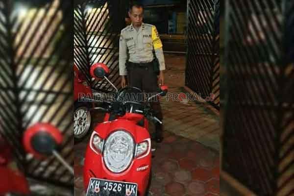 MILIK PENCURI: Salah seorang anggota Kepolisian Sektor Kumai mendatangi lokasi pencurian burung, dan melihat kendaraan yang ditinggal pelakunya, Minggu (17/5).(ISTIMEWA)