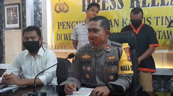 PAPARAN: Wakapolres Kobar Kompol Boni Ariefianto didampingi Kasat Reskrim Polres Kobar AKP Rendra Aditya Dani saat press release beberapa hari lalu. (RINDUWAN /RADAR PANGKALAN BUN )