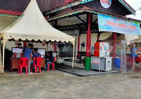 BERJAGA: Aktivitas di Posko Gugus Penanganan Percepatan Covid-19 Kotim, terlihat sejumlah petugas berjaga, Senin (18/5).(YUNI/RADAR SAMPIT)