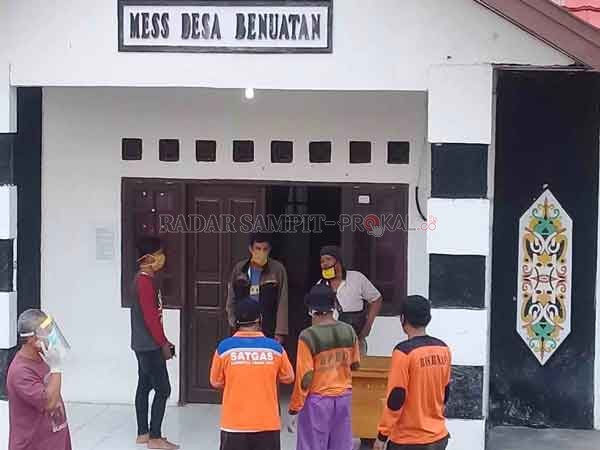 GAGAL MUDIK: Sepuluh orang karyawan karyawan PT Imessco dikarantani di mess desa