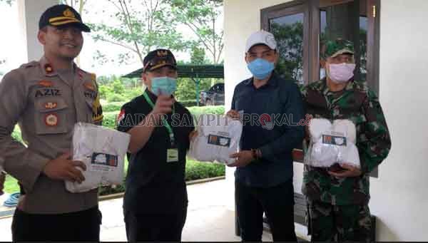 BANTUAN : Gubernur Sugianto Sabran menyerahkan masker kepada Bupati Supian Hadi, untuk selanjutnya dibagikan kepada masyarakat Kotim.(BIROPKP/RADAR PALANGKA)
