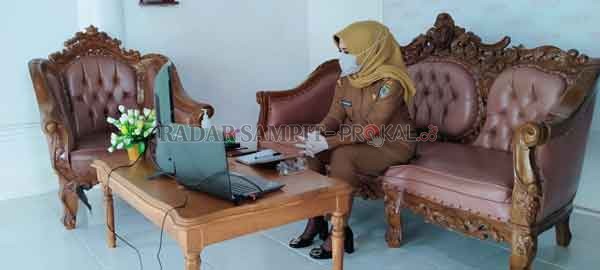 RAPAT: Wakil Bupati Seruyan Iswanti sedang mengikuti rapat secara daring atau online, terkait penanganan pandemi virus korona. (IST/RADARSAMPIT)