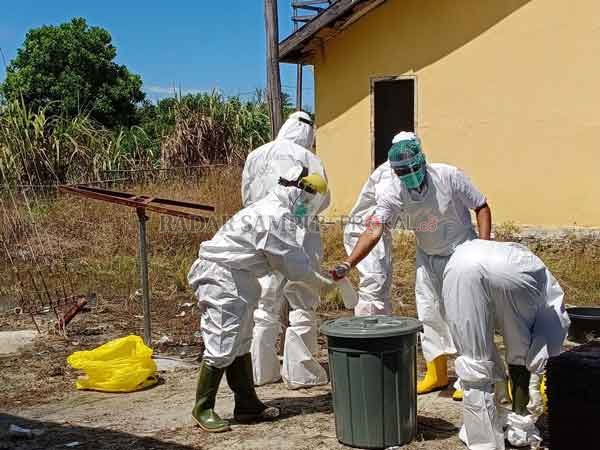 BERSIHKAN DIRI : Petugas medis membersihkan diri usai mengambil sampel swab terhadap warga Sukamara.(FAUZIANUR/RADAR SAMPIT)