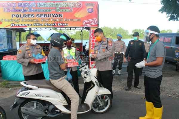 BERBAGI : Kapolres Seruyan AKBP Agung Tri Widiantoro saat membagikan takjil kepada masyarakat Kuala Pembuang di Kedai Gawi Hatantiring.(HENDRI EDITIA/RADAR SAMPIT)