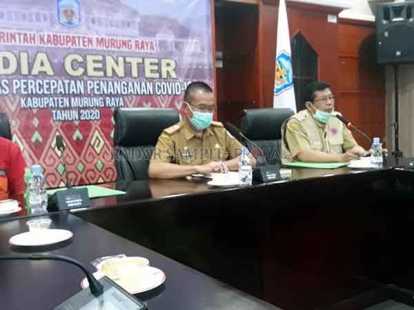 KONFERENSI PERS : Ketua Harian Gugus Tugas Percepatan Penanganan Covid-19 Kabupaten Mura Hermon (kiri) saat memberikan keterangan terhadap progres penanganan Covid-19, Senin (18/5) sore.(RENO/RADAR SAMPIT)