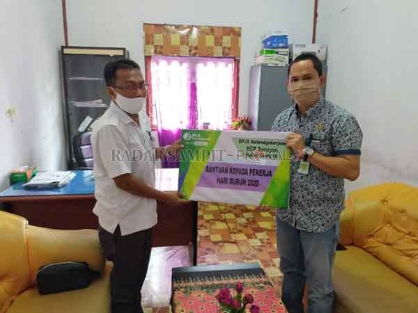 BPJAMSOSTEK PEDULI: Dalam rangka memperingati Hari Buruh Tahun 2020, Kepala Kantor Cabang Perintis Seruyan Suparno menyerahkan bantuan kepada kepala Dinas Kesehatan Kabupaten Seruyan Mahdiniansyah, SKM.M.Kes