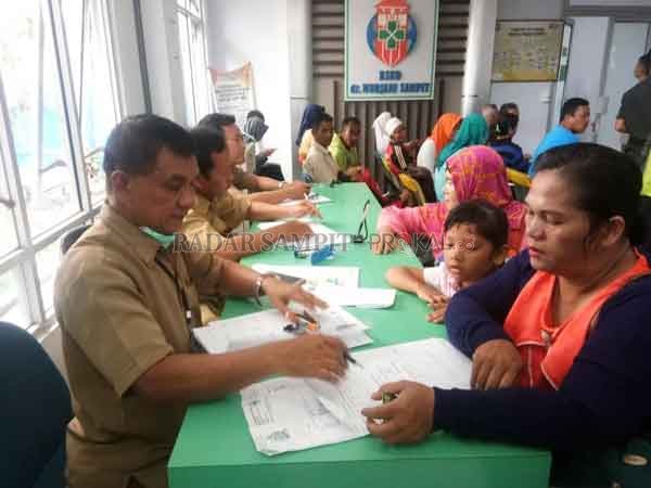 FASILITAS KESEHATAN : Petugas medis RSUD dr Murjani Sampit sedang melayani masyarakat yang sedang berobat. (Dok/RADAR SAMPIT)