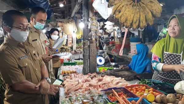 PANTAU PASAR : Kepala DPKP Kabupaten Gumas Letus Guntur bersama Kepala Disperindag Luis Eveli memantau ketersediaan dan harga sembako jelang Hari Raya Idul Fitri 1441 Hijriah di Pasar Tradisional Kuala Kurun, Selasa (19/5).(ARHAM SAID/RADAR SAMPIT)