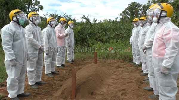 SIMULASI: Sejumlah petugas gabungan saat melakukan simulasi pemakaman korban Covid-19 di wilayah dalam Kota Kuala Pembuang, Rabu (20/5) kemarin.((ISTIMEWA/RADAR SAMPIT))