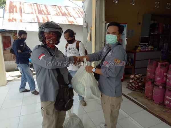 SEMBAKO: Sejumlah wartawan menerima bantuan paket sembako dari PWI Sukamara.(FAUZIANUR/RADAR SAMPIT)