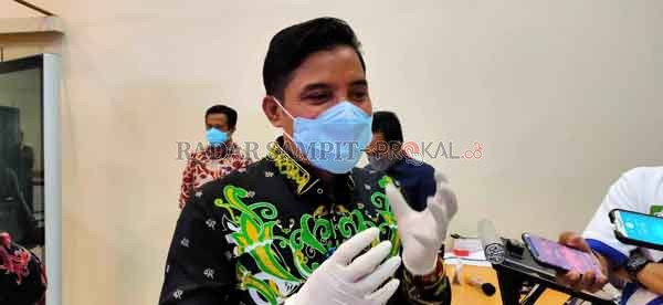 WAWANCARA: Bupati Kotim Supian Hadi saat diwawancarai awak media belum lama tadi.(YUNI/RADAR SAMPIT)