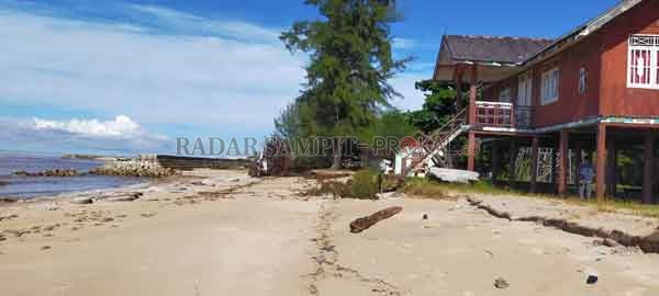KIAN PARAH: Abrasi pantai sudah mencapai anak tangga rumah betang di Pantai Ujung Pandaran. Jalan aspal di sekitar pantai juga sudah sirna diterjang ombak.(IST/RADAR SAMPIT)