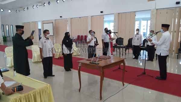 PELANTIKAN : Bupati Sukamara Windu Subagio melantik empat pejabat administratur di lingkungan Pemkab Sukamara, Rabu (20/5).(FAUZIANUR/RADAR SAMPIT)