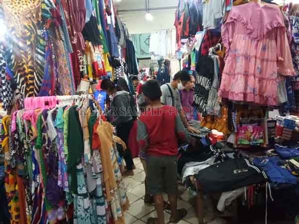 Sejumlah pasar dan pusat perbelanjaan di Sampit dipadati masyarakat yang berbelanja keperluan lebaran. Mereka seakan tak takut dengan potensi penularan Covid-19.(RADAR SAMPIT)