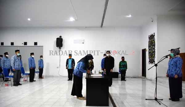 PELANTIKAN ; Bupati Kotawaringin Barat (Kobar) Hj Nurhidayah melantik 58 Pejabat Administrator di lingkungan Pemerintah Kabupaten Kobar. Prosesi pelantikan dilaksanakan di Aula Kantor Badan Kepegawaian, Pendidikan dan Pelatihan (BKPP), Rabu (20/5) malam.(