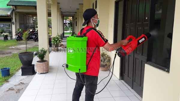 CEGAH COVID-19 : Anggota tim gugus tugas percepatan penanganan Coronavirus Disease 2019 (Covid-19) menyemprotkan cairan disinfektan di salah satu sekolah dalam Kota Palangka Raya.((IST/RADAR PALANGKA))
