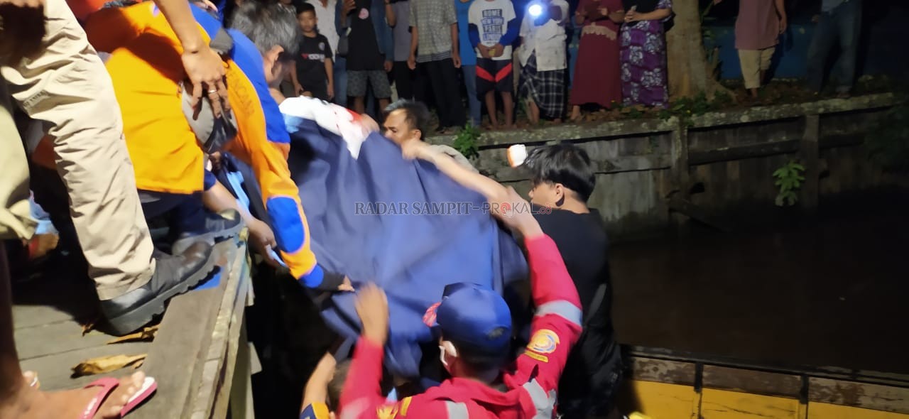 TENGGELAM : Warga saat mengevakuasi jenazah korban ke daratan. Sementara ini belum diketahui pasti penyebab korban tenggelam. (SULISTYO/RADAR PANG KALAN BUN)