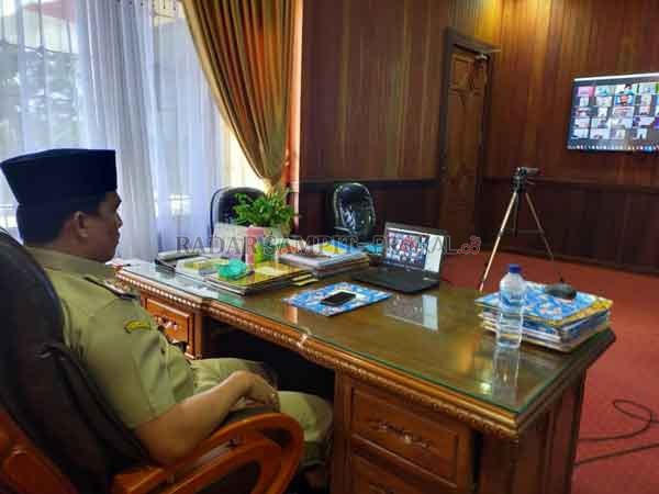 HALAL BIHALAL: Bupati Lamandau Hendra Lesmana saat halal bihalal secara online dengan para pejabat dan ASN Pemkab lamandau, Selasa (26/5).(RIA MEKAR/RADAR SAMPIT)
