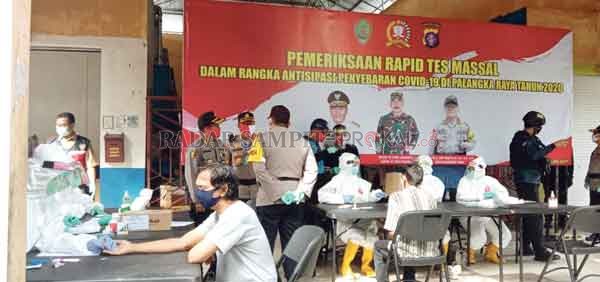 RAPID TEST : Pedagang Pasar Kahayan saat menjalani Rapid Test oleh Polda Kalteng dan Korem Panju Panjung.(IST/RADARPALANGKA)
