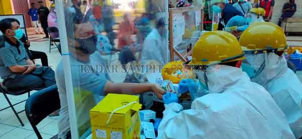 TES CEPAT: Pedagang saat menjalani rapid test di Pusat Perbelanjaan Mentaya (PPM) Sampit, Rabu (27/5). Informasinya, dari ratusan pedagang yang diambil sampel, tiga orang hasilnya reaktif Covid-19.(YUNI/RADAR SAMPIT )
