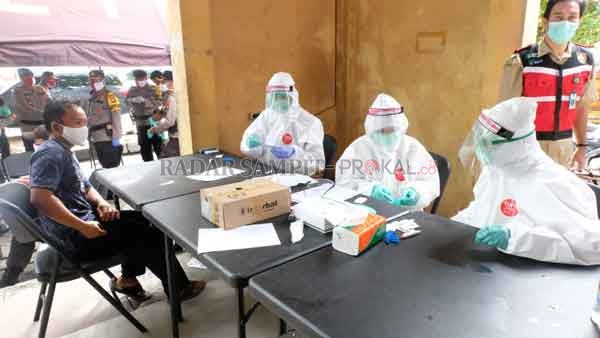PEMERIKSAAN: Proses rapid test pedagang yang dilakukan petugas di Pasar Kahayan.(IST/RADARPALANGKA)