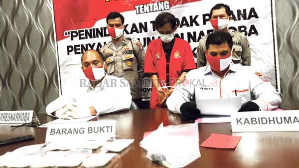 DIAMANKAN: Ferdinan Pongo alias Acong (45), warga Jalan Delima II, Sampit, diamankan di markas Direktorat Narkoba Polda Kalimantan Tengah kemarin (28/5).( DODI RADAR PALANGKA)