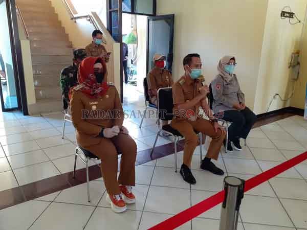 KONFERENSI PERS: Wakil Wali Kota Palangka Raya Umi Mastikah (ujung kiri) mendampingi Wali Kota Palangka Raya Fairid Naparin (tengah) melakukan sesi wawancara bersama awak media seusai rapat pembahasan new normal, baru-baru ini.((DONNY/RADAR PALANGKA))