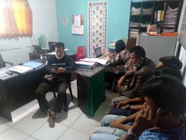 SAKSI: Wahyu (16) dan Nazar (16), didampingi orang tuanya  memenuhi panggilan Polsek Ketapang untuk melakukan pemeriksaan, Jumat (29/5) kemarin.(FAHRY/RADAR SAMPIT)