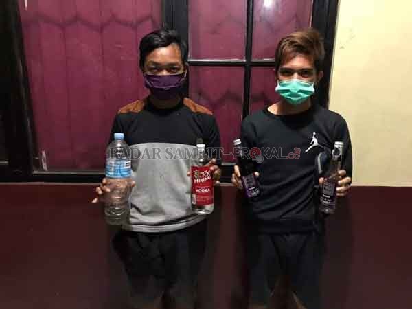 NAKAL: Dua dari lima remaja yang diamankan saat kepergok menegak dan menggelar pesta miras di Jalan Yos Sudarso, Kamis (28/5) malam.(istimewa)