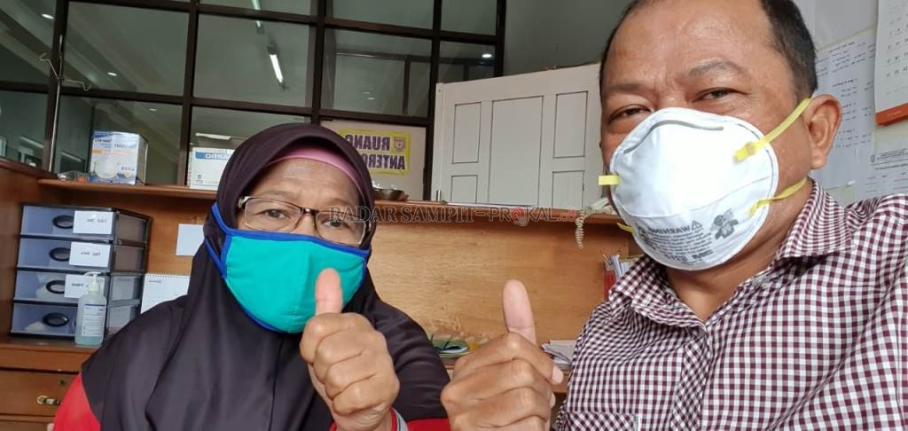 COVID-19 : Direktur RSUD Sultan Imanuddin Pangkalan Bun, dr Fachrudin (kanan) saat bersama petugas tim penanganan Covid-19 Kobar beberapa waktu lalu.