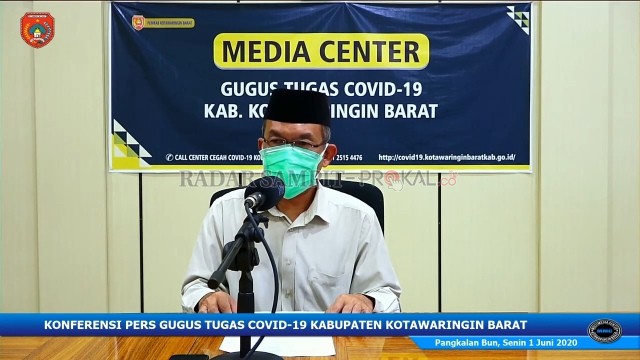 PASIEN MENINGGAL: Jubir penanganan Covid-19 Kobar Ahmad Rois saat konferensi pers terkait perkembangan penanganan wabah korona. Satu pasien dari Desa Sungai Kapitan meninggal pada Senin (1/7)